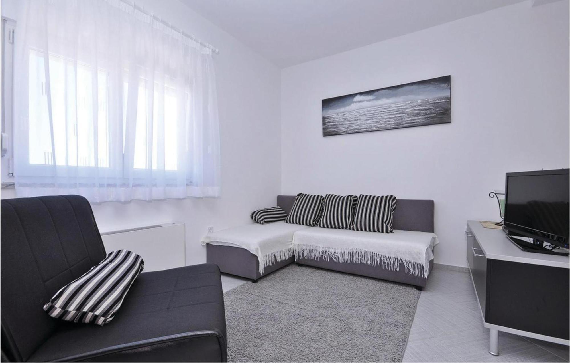 1 Bedroom Cozy Apartment In Bibinje Kültér fotó