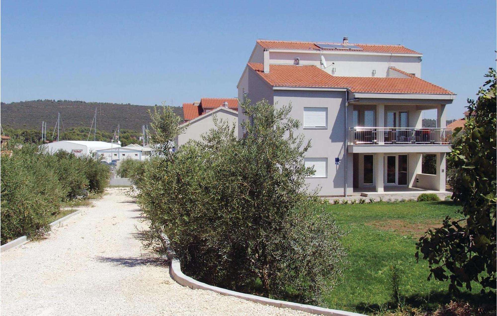 1 Bedroom Cozy Apartment In Bibinje Kültér fotó