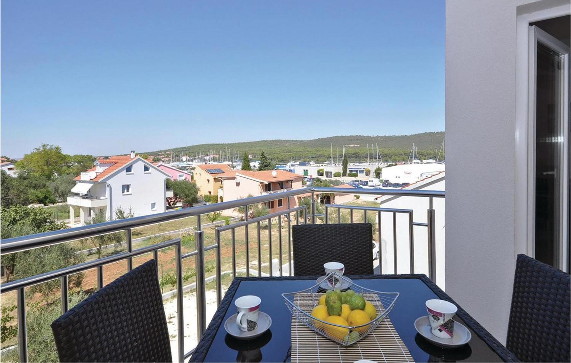 1 Bedroom Cozy Apartment In Bibinje Kültér fotó